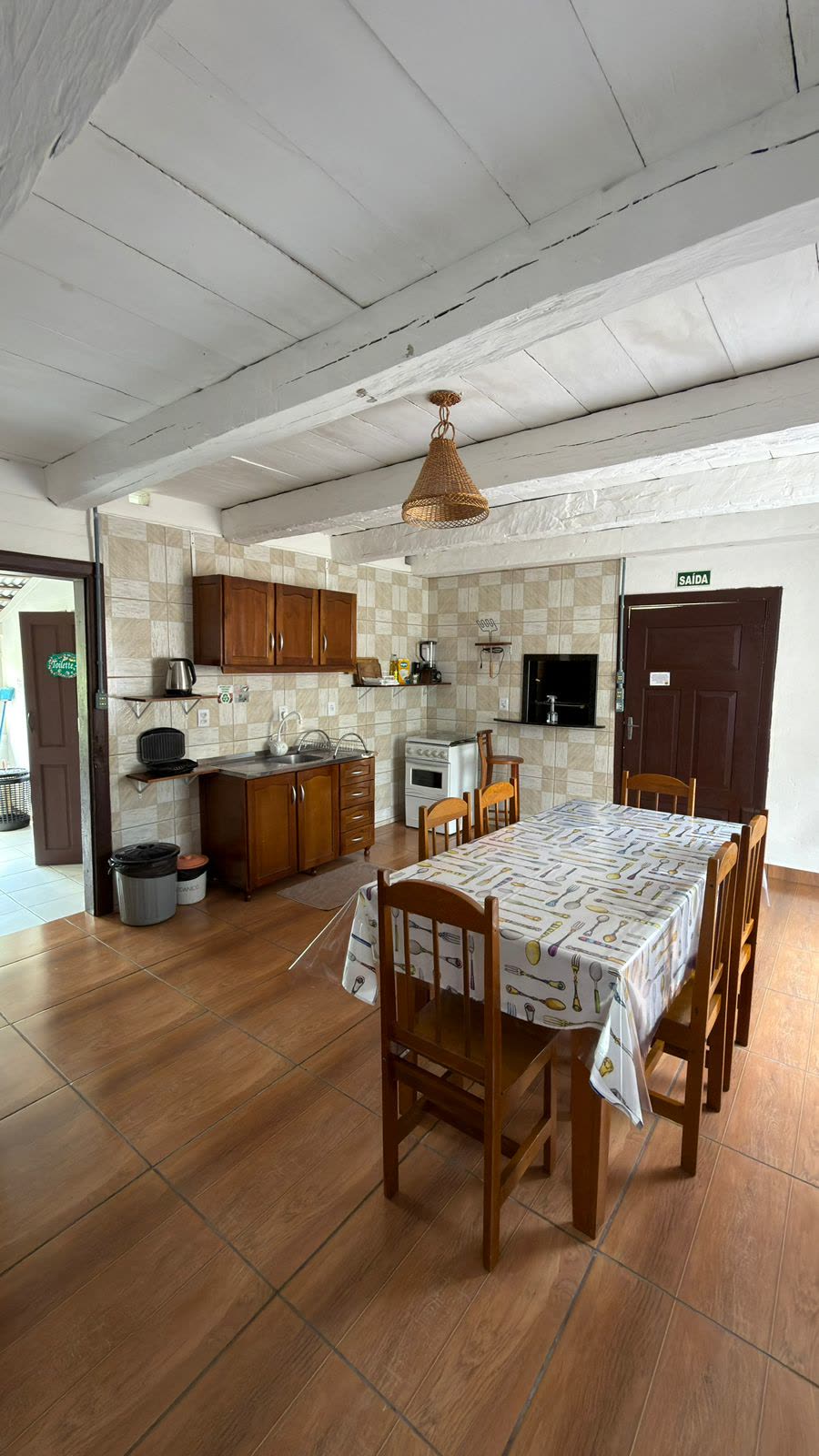 Sala de jantar com mesa posta