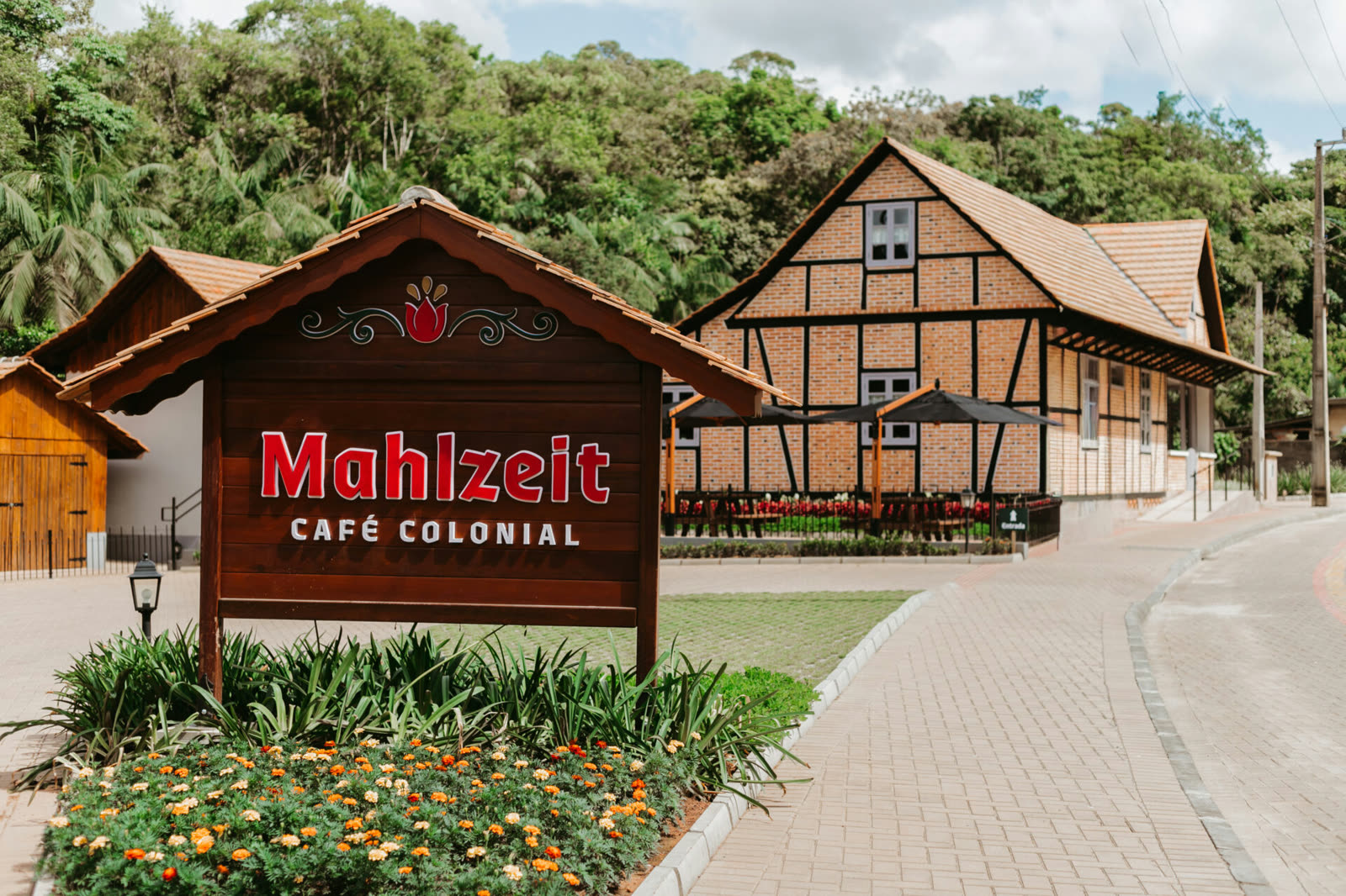 Placa do Mahlzeit Café Colonial e casa enxaimel à beira da Rota do Enxaimel